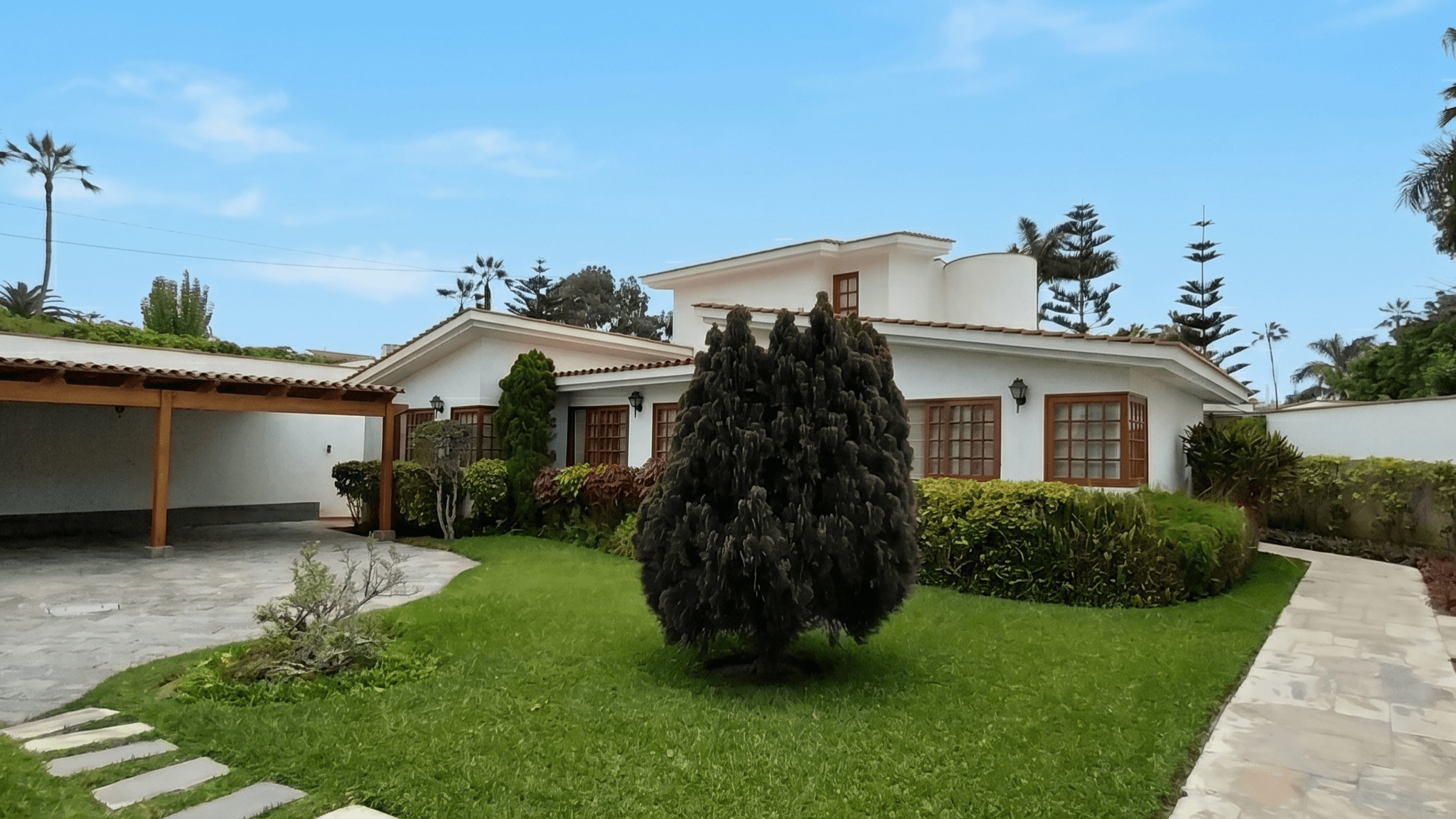 Residencia de Estilo Clásico con Acabados en Cedro y Teja