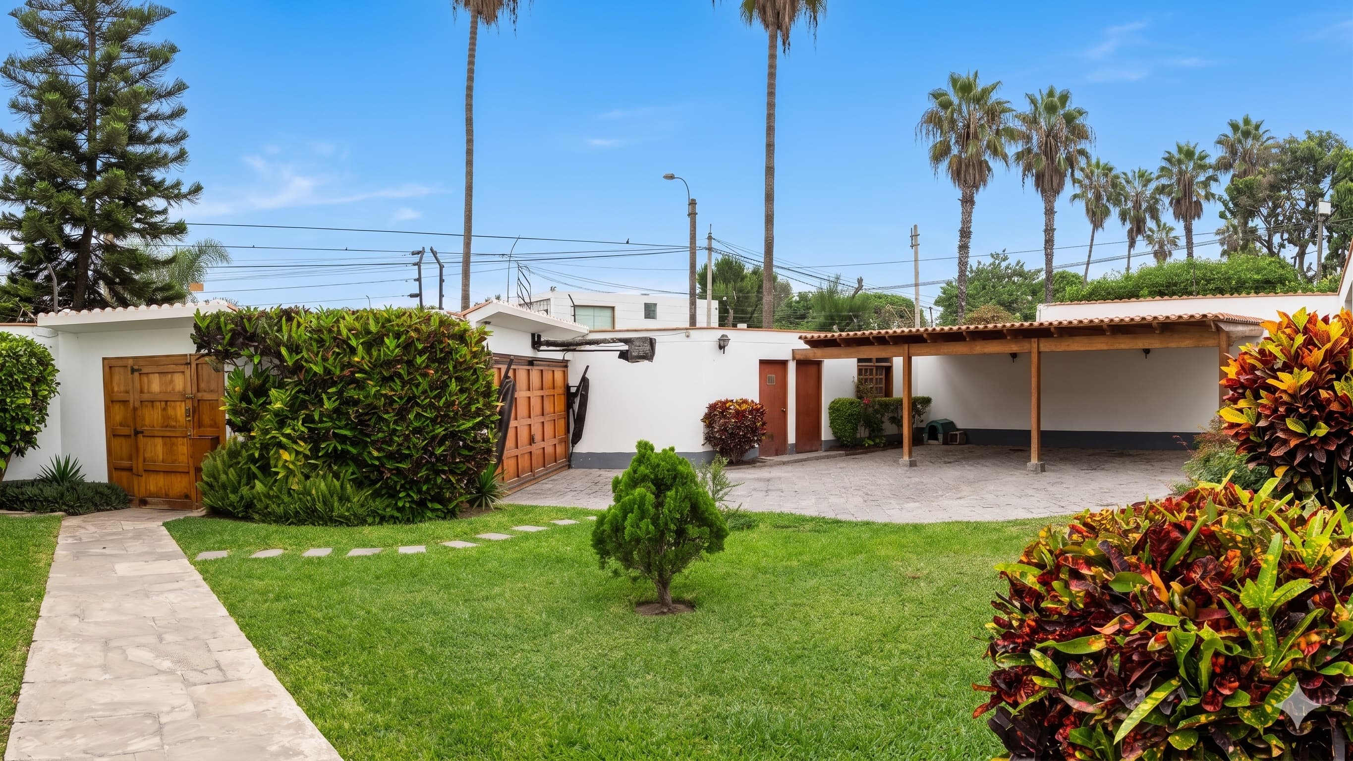 Residencia de Estilo Clásico con Acabados en Cedro y Teja