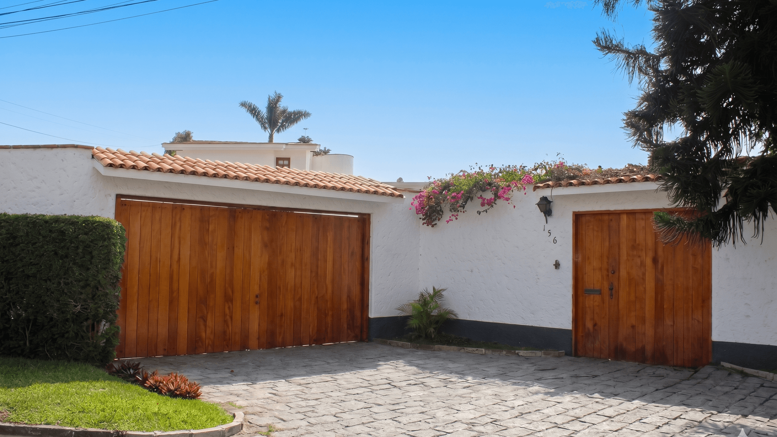 Casa de Estilo Clásico en venta con Acabados en Cedro y Teja.