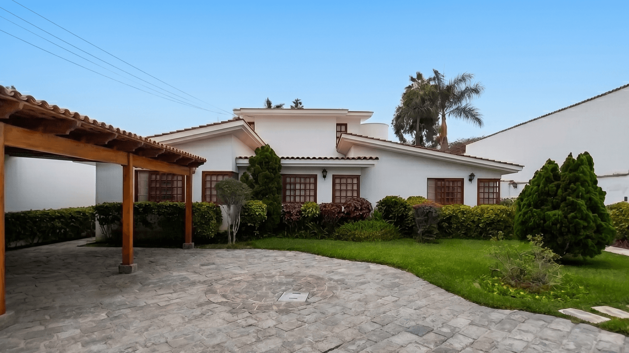 Casa de Estilo Clásico en venta con Acabados en Cedro y Teja.
